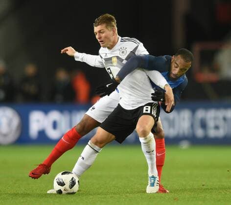 Länderspiel: Deutschland - Frankreich 14.11.2017 in Köln. Toni Kroos (Deut. vorne) im Zweikampf mit Alexandre Lacazette (FRA).