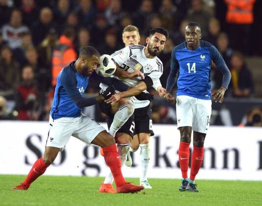 Bilder des Tages - SPORT Länderspiel: Deutschland - Frankreich 14.11.2017 in Köln. Ilkay Gündogan (Deut.) im Zweikampf mit Alexandre Lacazette. Re: Blaise Matuidi (FRA).