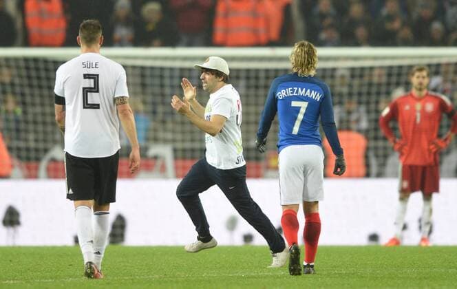 Länderspiel: Deutschland - Frankreich 14.11.2017 in Köln. Flitzer auf dem Spielfeld.