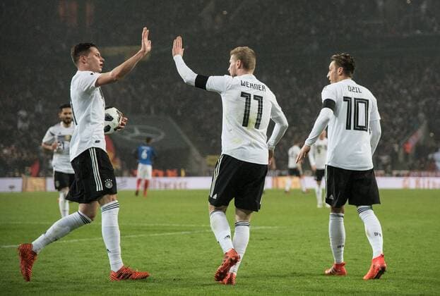 14.11.2017, xfux, Fussball Laenderspiel Freundschaftsspiel, Deutschland - Frankreich, emspor, v.l. Julian Draxler (Deutsche Fussball Nationalmannschaft DFB), Timo Werner (Deutsche Fussball Nationalmannschaft DFB), Mesut Oezil (Deutsche Fussball Nationalmannschaft DFB) Torjubel, Goal celebration, celebrate the goal zum 1:1 Koeln