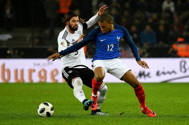 14.11.2017, xfux, Fussball Laenderspiel Freundschaftsspiel, Deutschland - Frankreich, emspor, v.l. Marvin Plattenhardt (Deutsche Fussball Nationalmannschaft DFB), Florian Thauvin (Frankreich) Koeln