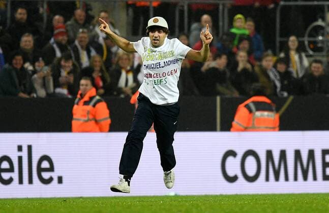 14.11.2017, xfux, Fussball Laenderspiel Freundschaftsspiel, Deutschland - Frankreich, emspor, v.l. Flitzer im Inneraum Koeln