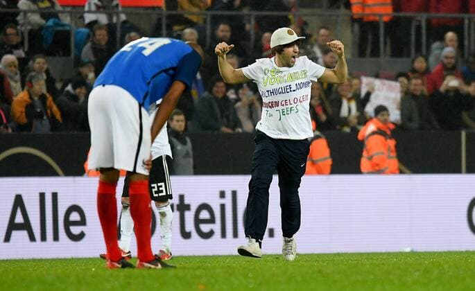 14.11.2017, xfux, Fussball Laenderspiel Freundschaftsspiel, Deutschland - Frankreich, emspor, v.l. Flitzer im Inneraum Koeln