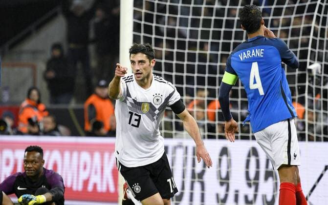 Rhein-Energie-Stadion Köln 14.11.2017, 8. Spieltag - Nationalteams Freundschaftsspiele, Deutschland vs Frankreich ---- Lars Stindl bejubelt sein Tor in letzter Minute, TW Steve Mandanda (li.) und Raphael Varane sind frustriert