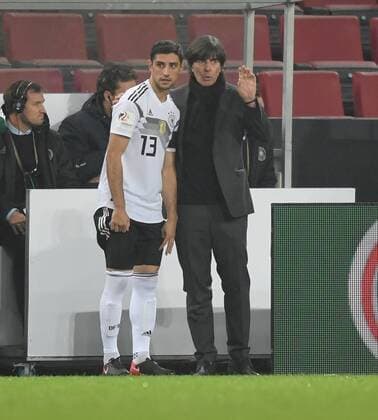 14.11.2017, Fussball Nationalmannschaft, Laenderspiel, Deutschland - Frankreich 2:2, Bundestrainer Joachim Loew, Joachim Löw (Deutschland), re., wechselt Lars Stindl (Deutschland) ein