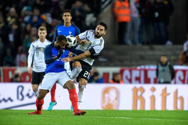 Ilkay Guendogan (GER 21) im Zweikampf gegen Alexandre Lacazette (FRA 10) beim Freundschaftsspiel zwischen Deutschland und Frankreich am 14.11.2017 in Koeln, Koeln Copyright: xSchülerx xEibner-Pressefotox EP_jse