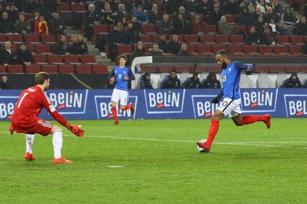 Alexandre Lacazette (Frankreich, France) erzielt das 1:2 gegen Kevin Trapp (Deutschland Germany) - 14.11.2017: Deutschland vs. Frankreich, Rhein Energie Stadion Koeln