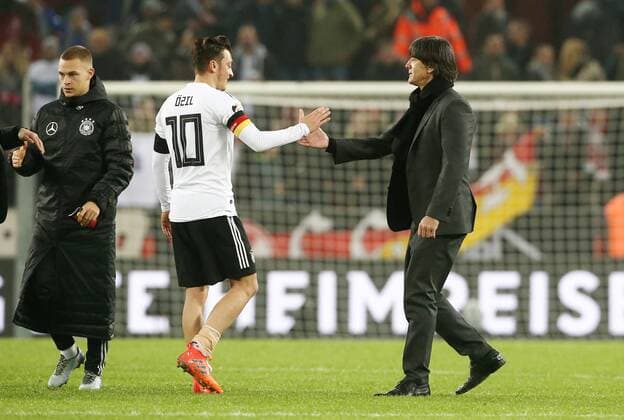 Mesut Özil, Trainer Joachim Löw abklatschen nach Spielende Fußball Fussball Länderspiel Testspiel Saison 2017 2018 14.11.2017 DFB Nationalmannschaft GER BRDeutschland vs. Frankreich FRA