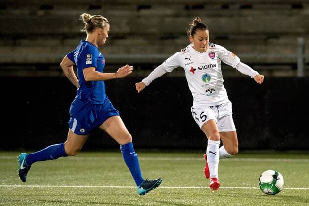 171115 Rosengards Alexandra Lowe Riley och Chelseas Maria Thorisdottir under fotbollsmatchen i Champions League mellan Rosengard och Chelsea den 15 november 2017 i Malmö.  Copyright: LUDVIGxTHUNMAN BB171115LT007