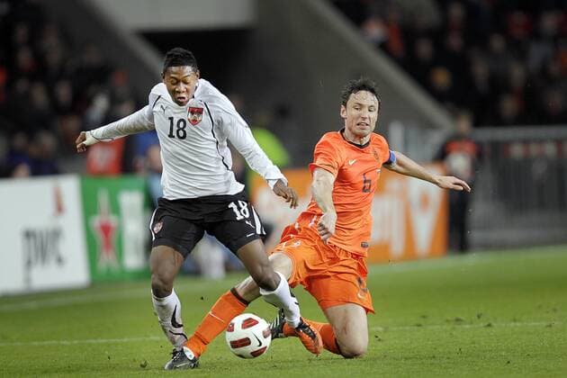 EINDHOVEN - Nederland - Oostenrijk uitslag 3-1, vriendschappelijke interland , seizoen 2010-2011 ,09-02-2011 , duel tussen David Alaba (l) en Mark van Bommel (r). Nederland - Oostenrijk