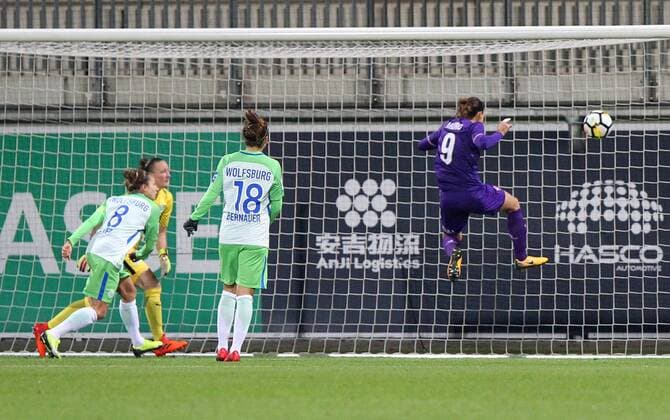Wolfsburg vs Florenz, CL Frauen Wolfsburg, Deutschland 15.11.2017, FUßBALL - VfL Wolfsburg vs ACF Florenz, 1 16 Finale, UEFA Frauen Champions League, Saison 2017-18. Bild zeigt: Ikaria Mauro schießt Tor zum 0:1 Wolfsburg