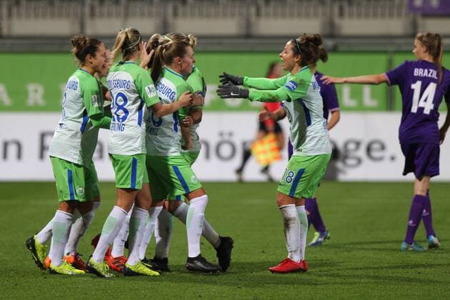 Wolfsburg vs Florenz, CL Frauen Wolfsburg, Deutschland 15.11.2017, FUßBALL - VfL Wolfsburg vs ACF Florenz, 1 16 Finale, UEFA Frauen Champions League, Saison 2017-18. Bild zeigt: Tessa Wullaert (VfL Wolfsburg) jubelt mit der Mannschaft nach ihrem Tor zum 2:0 Wolfsburg