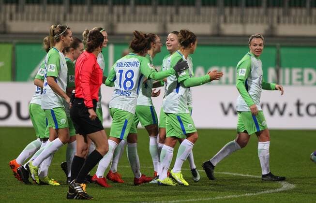Wolfsburg vs Florenz, CL Frauen Wolfsburg, Deutschland 15.11.2017, FUßBALL - VfL Wolfsburg vs ACF Florenz, 1 16 Finale, UEFA Frauen Champions League, Saison 2017-18. Bild zeigt: Tessa Wullaert (VfL Wolfsburg) jubelt mit der Mannschaft nach ihrem Tor zum 2:0 Wolfsburg