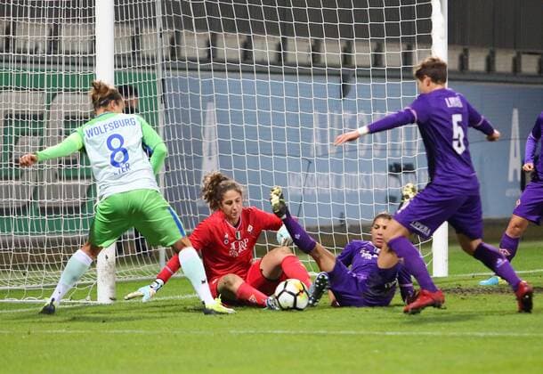 Wolfsburg vs Florenz, CL Frauen Wolfsburg, Deutschland 15.11.2017, FUßBALL - VfL Wolfsburg vs ACF Florenz, 1 16 Finale, UEFA Frauen Champions League, Saison 2017-18. Bild zeigt: Babette Peter (VfL Wolfsburg), Francesca Durante (Florenz) Wolfsburg