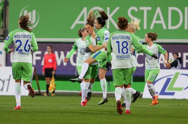Wolfsburg vs Florenz, CL Frauen Wolfsburg, Deutschland 15.11.2017, FUßBALL - VfL Wolfsburg vs ACF Florenz, 1 16 Finale, UEFA Frauen Champions League, Saison 2017-18. Bild zeigt: Sara Björk Gunnarsdottir (VfL Wolfsburg) jubelt mit der Mannschaft nach ihrem Tor zum 3:2 Wolfsburg