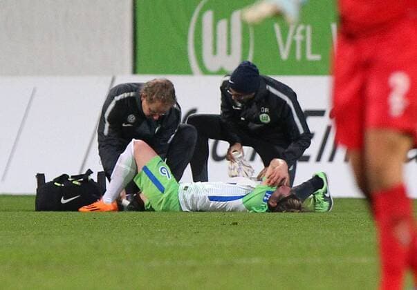Wolfsburg vs Florenz, CL Frauen Wolfsburg, Deutschland 15.11.2017, FUßBALL - VfL Wolfsburg vs ACF Florenz, 1 16 Finale, UEFA Frauen Champions League, Saison 2017-18. Bild zeigt:Katharina Baunach (VfL Wolfsburg) liegt verletzt am Boden Wolfsburg