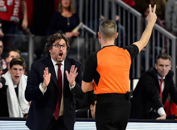 Bilder des Tages - SPORT 15.11.2017 - Basketball - Saison 2017 2018 - Euroleague - 7. Spieltag: Brose Baskets Bamberg - FC Barcelona Barca - HMI - Andrea Trinchieri (Headcoach Brose Bamberg) echauffiert sich über Entscheidung von Schiedsrichter