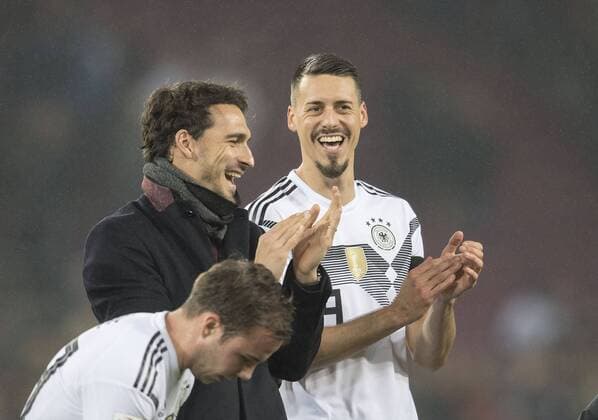 Mats HUMMELS (GER) und Sandro WAGNER (GER) lachend auf der Ehrenrunde, Gute Laune, klatschend, klatscht, Gestik, Geste, Fussball Laenderspiel, Freundschaftsspiel, Deutschland (GER) - Frankreich (FRA) 2:2, am 14.11.2017 in Koeln Deutschland.