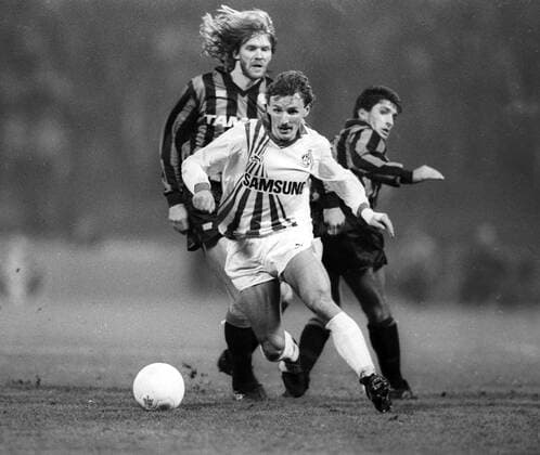 UEFA Pokal 1990 91 Achtelfinale Hinspiel: 1. FC Köln - Atalanta Bergamo 1:1 28.11.1990. Frank Greiner (1. FC Köln) Aktion vor Glenn Strömberg (Bergamo). *** UEFA Cup 1990 91 First knockout round 1 FC Köln Atalanta Bergamo 1 1 28 11 1990 Frank Greiner 1 FC Köln action in front of Glenn Strömberg Bergamo HM