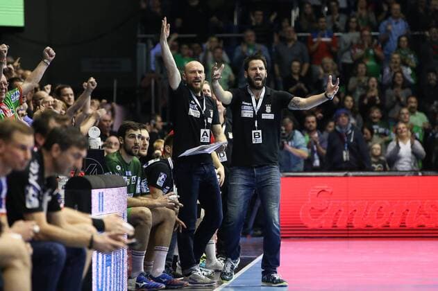 Trainer Bennet Wiegert (re.) und Co-Trainer Yves Grafenhorst (SC Magdeburg) - Handball Bundesliga Saison 2017-2018 Punktspiel SC Magdeburg vs. HC Erlangen in der GETEC Arena in Magdeburg - Deutschland, Handball, Mann, Maenner,16.11.2017