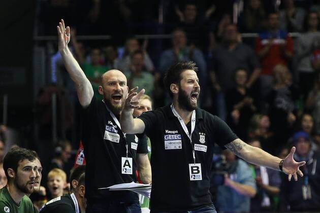 Trainer Bennet Wiegert (re.) und Co-Trainer Yves Grafenhorst (SC Magdeburg) - Handball Bundesliga Saison 2017-2018 Punktspiel SC Magdeburg vs. HC Erlangen in der GETEC Arena in Magdeburg - Deutschland, Handball, Mann, Maenner,16.11.2017