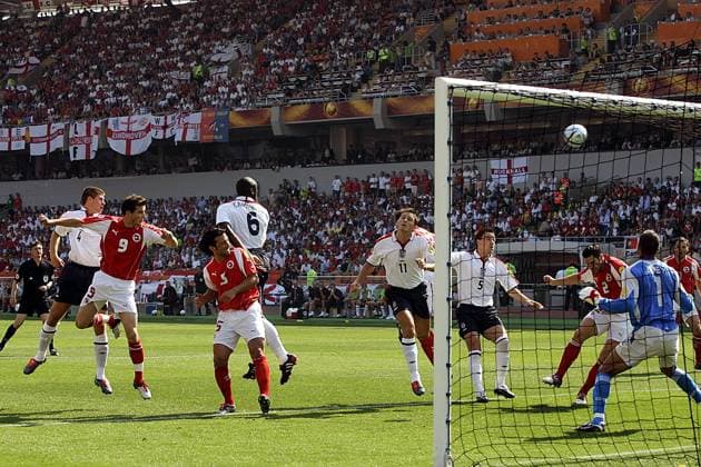 coimbra , 17-06-2004 , engeland - zwitserland 3-0 , luchtduel met o.a. frank lampard en john terry engeland - zwitserland