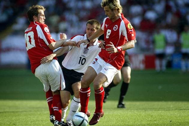 coimbra , 17-06-2004 , engeland - zwitserland 3-0 , duel patrick muller michael owen en raphael wicky engeland - zwitserland