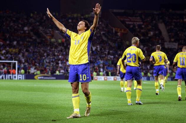 porto , 18-06-2004 , dragao stadion italie - zweden 1-1 , ek 2004 portugal , euro2004 , euro2004 zlatan ibrahimovic viert zijn goal italie - zweden