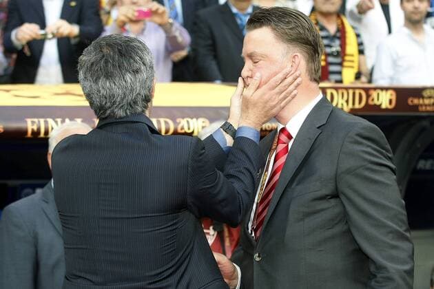 seizoen 2009 2010 , madrid 22-05-2010 champions leaque finale bayern munchen - inter milan milaan 0-2 jose mourinho en louis van gaal bayern munchen - inter milan *** season 2009 2010 madrid 22 05 2010 champions leaque finals bayern munchen inter milan milan 0 2 jose mourinho and louis van gaal bayern munchen inter milan 