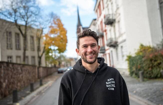 13.11.2017, xfux, Fussball 2.Bundesliga, SV Darmstadt 98 Fotoshooting mit Julian von Haacke im Martinsviertel in Darmstadt und auf dem Gelaende der TU Technische Universitaet Darmstadt, emonline emspor deloka, v.l. Julian von Haacke (SV Darmstadt 98) Darmstadt