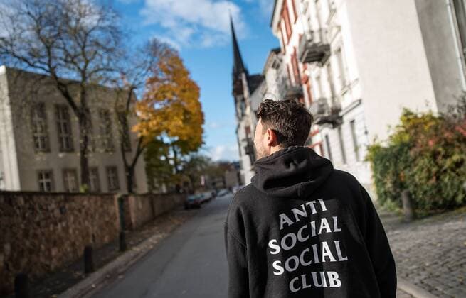 13.11.2017, xfux, Fussball 2.Bundesliga, SV Darmstadt 98 Fotoshooting mit Julian von Haacke im Martinsviertel in Darmstadt und auf dem Gelaende der TU Technische Universitaet Darmstadt, emonline emspor deloka, v.l. Julian von Haacke (SV Darmstadt 98) Darmstadt