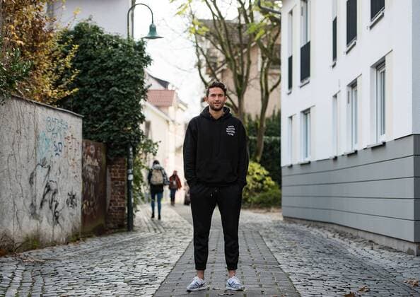 13.11.2017, xfux, Fussball 2.Bundesliga, SV Darmstadt 98 Fotoshooting mit Julian von Haacke im Martinsviertel in Darmstadt und auf dem Gelaende der TU Technische Universitaet Darmstadt, emonline emspor deloka, v.l. Julian von Haacke (SV Darmstadt 98) Darmstadt