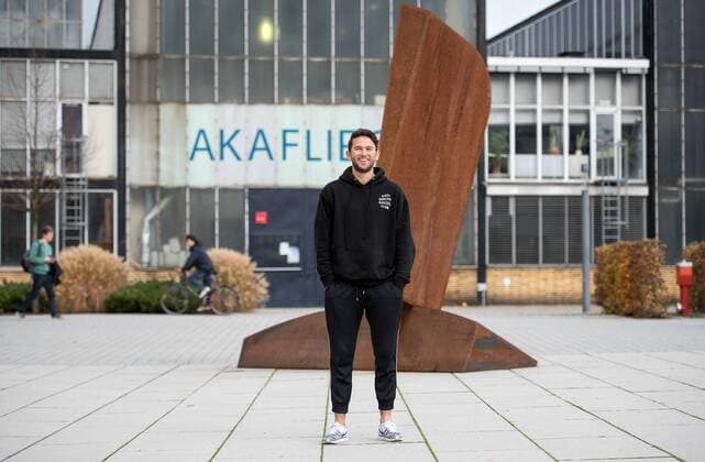 13.11.2017, xfux, Fussball 2.Bundesliga, SV Darmstadt 98 Fotoshooting mit Julian von Haacke im Martinsviertel in Darmstadt und auf dem Gelaende der TU Technische Universitaet Darmstadt, emonline emspor deloka, v.l. Julian von Haacke (SV Darmstadt 98) Darmstadt