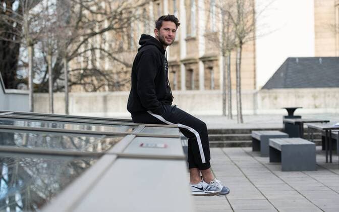 13.11.2017, xfux, Fussball 2.Bundesliga, SV Darmstadt 98 Fotoshooting mit Julian von Haacke im Martinsviertel in Darmstadt und auf dem Gelaende der TU Technische Universitaet Darmstadt, emonline emspor deloka, v.l. Julian von Haacke (SV Darmstadt 98) Darmstadt