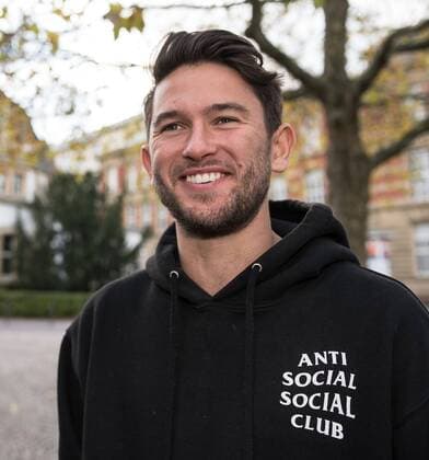13.11.2017, xfux, Fussball 2.Bundesliga, SV Darmstadt 98 Fotoshooting mit Julian von Haacke im Martinsviertel in Darmstadt und auf dem Gelaende der TU Technische Universitaet Darmstadt, emonline emspor deloka, v.l. Julian von Haacke (SV Darmstadt 98) Darmstadt