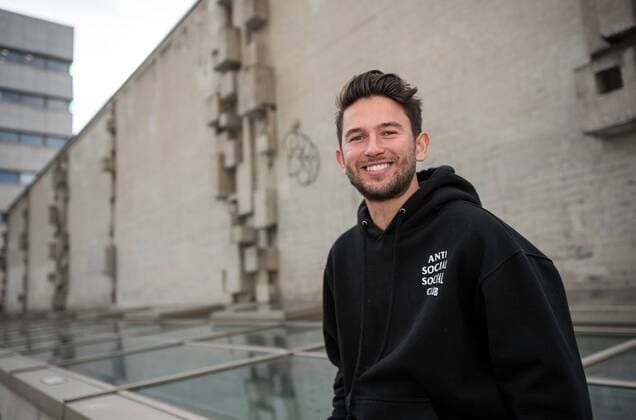13.11.2017, xfux, Fussball 2.Bundesliga, SV Darmstadt 98 Fotoshooting mit Julian von Haacke im Martinsviertel in Darmstadt und auf dem Gelaende der TU Technische Universitaet Darmstadt, emonline emspor deloka, v.l. Julian von Haacke (SV Darmstadt 98) Darmstadt