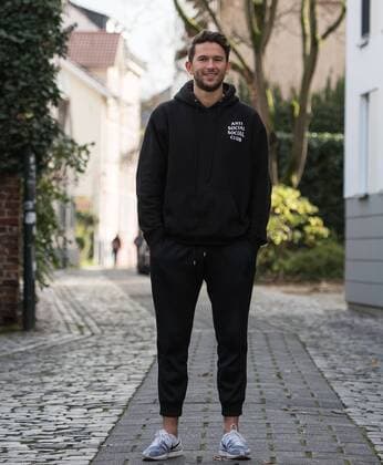 13.11.2017, xfux, Fussball 2.Bundesliga, SV Darmstadt 98 Fotoshooting mit Julian von Haacke im Martinsviertel in Darmstadt und auf dem Gelaende der TU Technische Universitaet Darmstadt, emonline emspor deloka, v.l. Julian von Haacke (SV Darmstadt 98) Darmstadt