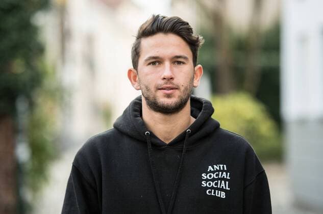 13.11.2017, xfux, Fussball 2.Bundesliga, SV Darmstadt 98 Fotoshooting mit Julian von Haacke im Martinsviertel in Darmstadt und auf dem Gelaende der TU Technische Universitaet Darmstadt, emonline emspor deloka, v.l. Julian von Haacke (SV Darmstadt 98) Darmstadt