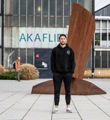 13.11.2017, xfux, Fussball 2.Bundesliga, SV Darmstadt 98 Fotoshooting mit Julian von Haacke im Martinsviertel in Darmstadt und auf dem Gelaende der TU Technische Universitaet Darmstadt, emonline emspor deloka, v.l. Julian von Haacke (SV Darmstadt 98) Darmstadt