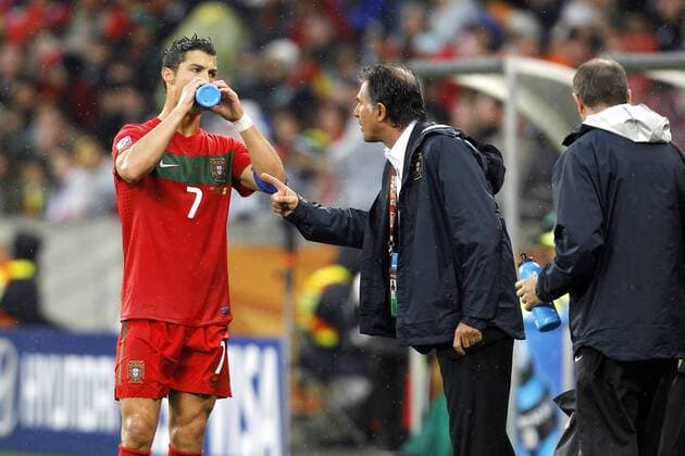 wk2010 wk 2010 kaapstad 21-06-2010 portugal - noord korea 7-0 cristiano ronaldo met trainer carlos queiroz portugal - noord korea