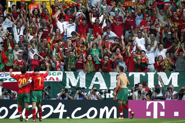 lissabon , alvalade stadion , 30-06-2004 , halve finale euro 2004 ek portugal euro2004 . portugal - nederland 2-1 , vreugde bij portugese fans na doelpunt cristiano ronaldo portugal - nederland
