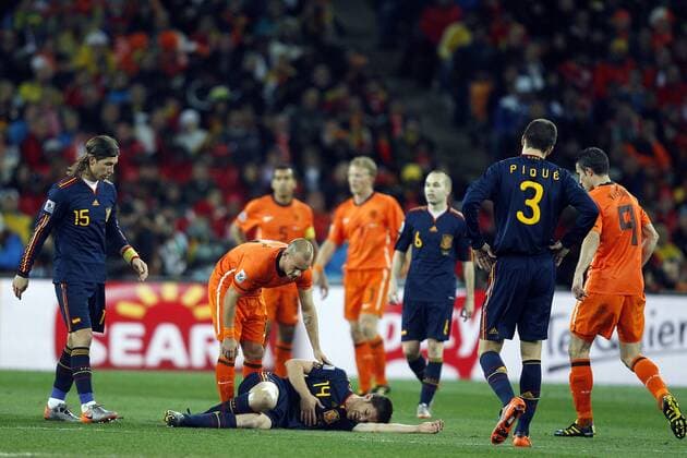 wk2010 wk 2010 , johannesburg 11-07-2010 soccer city stadion , wk finale nederland - spanje 0-1 na verlenging keiharde wedstrijd met enorm veel overtredingen hier ligt xabi alonso op de grond na karatetrap van nigel de jong , wesley sneijder kijkt toe nederland - spanje