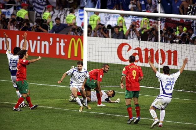 Fußball, EM Finale 2004 in Lissabon, Portugal - Griechenland 0:1 lissabon , 04-07-2004 , stadion da luz , finale euro 2004 , euro2004 , ek portugal , portugal - griekenland 0-1 . angelos charisteas scoort de winnende goal , doelman ricardo is kansloos portugal - griekenland