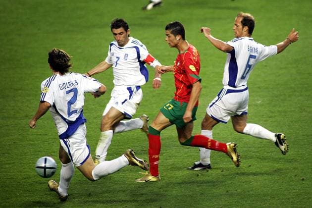 lissabon , 04-07-2004 , stadion da luz , finale euro 2004 , euro2004 , ek portugal , portugal - griekenland 0-1 , cristiano ronaldo loopt zich vast in griekse fuik met seitaridis (2) , zagorakis (7) en basinas (6) portugal - griekenland *** lisbon 04 07 2004 stadium da luz finale euro 2004 euro2004 ek portugal portugal greece 0 1 cristiano ronaldo enters greek trap with seitaridis 2 zagorakis 7 and basinas 6 portugal greece 