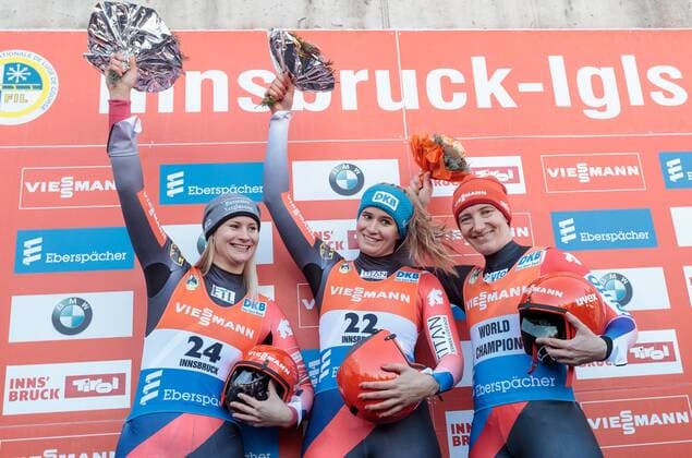 Bilder des Tages - SPORT 18.11.2017, Olympia Eisbahn, Igls, AUT, Viessmann Rennrodel Weltcup, Igls, Damen Einsitzer, Siegerehrung, im Bild v.l. Dajana Eitberger (GER, 2. Platz), Natalie Geisenberger (GER, 1. Platz), Tatjana Huefner (GER, 3. Platz) f.l. second placed Dajana Eitberger of Germany winner Natalie Geisenberger of Germany third placed Tatjana Huefner of Germany on podium during the award ceremony for the ladie s single seater during to the Viessmann Luge World Cup at the Olympia Eisbahn in Igls, Austria on 2017 11 18. Igls *** 18 11 2017 Olympia Ice Rink Igls AUT Viessmann Luge World Cup Igls Women one-seaters Award ceremony in the picture vl Dajana Eitberger GER 2 place Natalie Geisenberger GER 1 place Tatjana Huefner GER 3 place fl second placed Dajana Eitberger of Germany winner Natalie Geisenberger of Germany on the podium during the award ceremony for the single seater during the Viessmann Luge World Cup at the Olympia Ice Rink in Igls Austria on 2017 11 18 Igls  EP_gro  