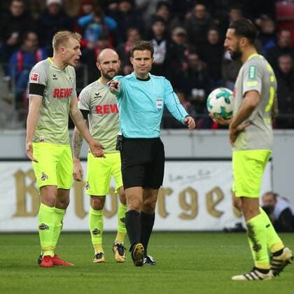 Schiedsrichter Felix Brych entscheidet nach Videobeweis auf Foulelfmeter fuer Mainz, die Koelner Spieler Frederik Soerensen, Konstantin Rausch und Dominik Maroh (von links) aergern sich ueber die Entscheidung FSV Mainz 05 vs 1. FC Koeln --- Fussball --- 1. Bundesliga --- 18.11.2017 Mainz Copyright: xWeissx Eibner-Pressefotox EP_rws