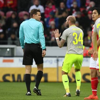 Konstantin Rausch (Koeln) diskutiert mit Schiedsrichter Felix Brych ueber den Foulelfmeter FSV Mainz 05 vs 1. FC Koeln --- Fussball --- 1. Bundesliga --- 18.11.2017 Mainz Copyright: xWeissx Eibner-Pressefotox EP_rws