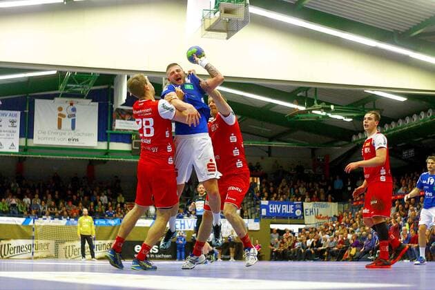 Mindaugas Dumcius (Aue) sucht die Lücke zwischen Malte Seidel (Essen, links) und Michael Hegemann (Essen) Handball 2.Liga 2017 18 EHV Aue - TUSEM Essen am 18.11.2017 EHV Aue -TUSEM Essen