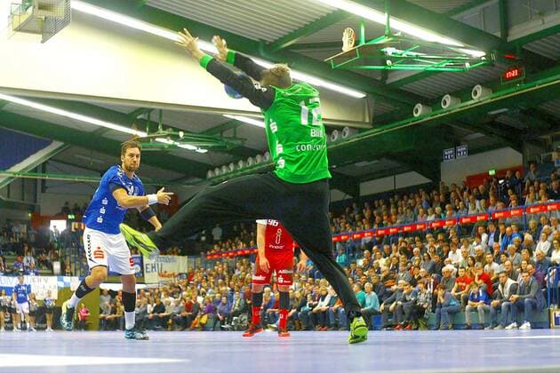 Torhüter Sebastian Bliß (Essen) pariert den Siebenmeter von Marc Pechstein (Aue) Handball 2.Liga 2017 18 EHV Aue - TUSEM Essen am 18.11.2017 EHV Aue -TUSEM Essen