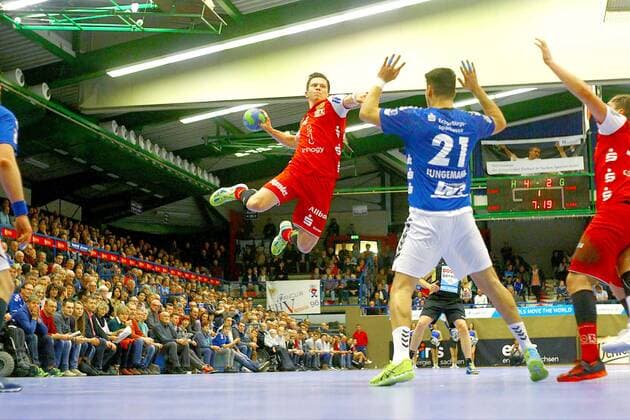 Torwurf von Carsten Ridder (Essen) , vorn Philip Jungemann (Aue) Handball 2.Liga 2017 18 EHV Aue - TUSEM Essen am 18.11.2017 EHV Aue -TUSEM Essen